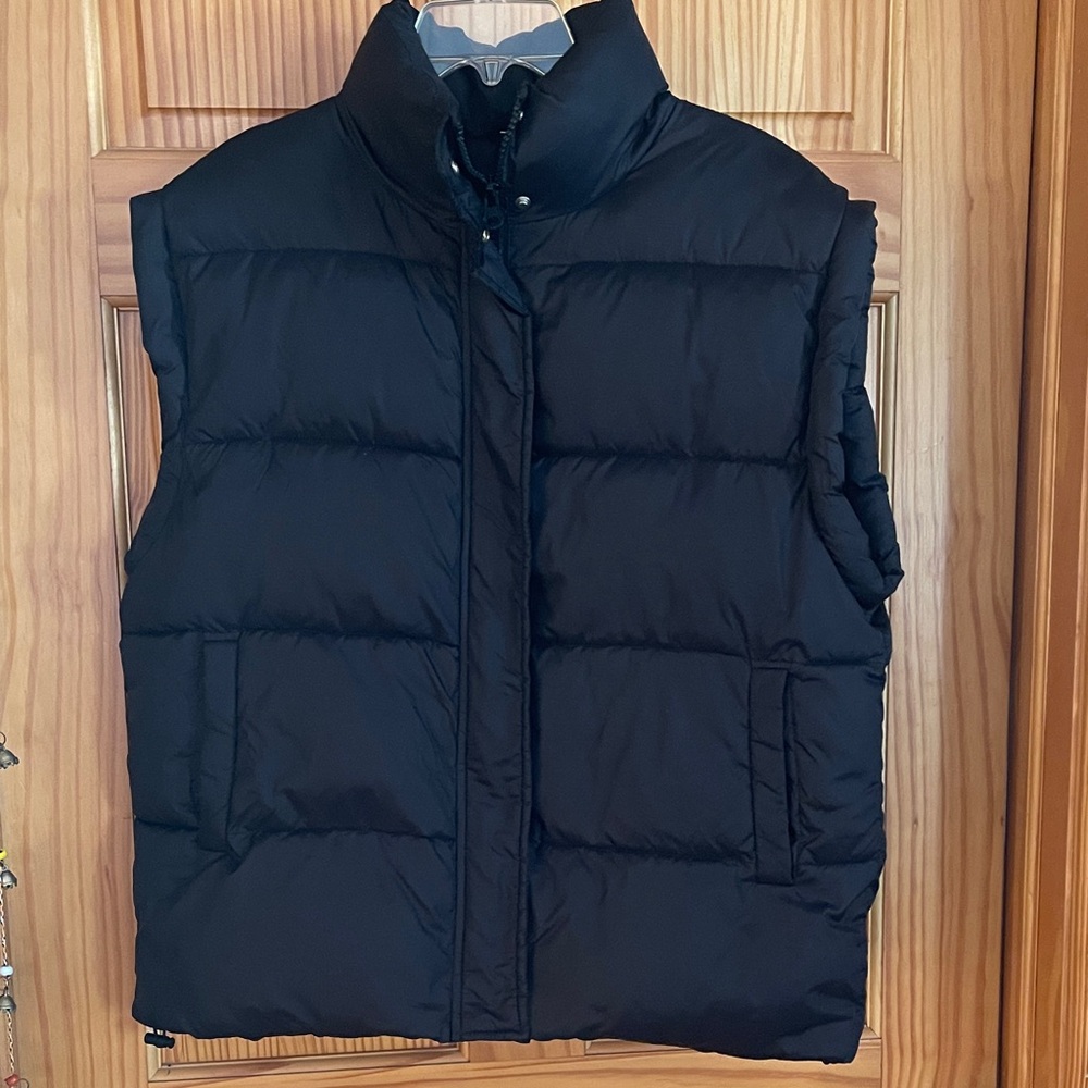 Women’s  oversized Black Puffer Vest, Medium
